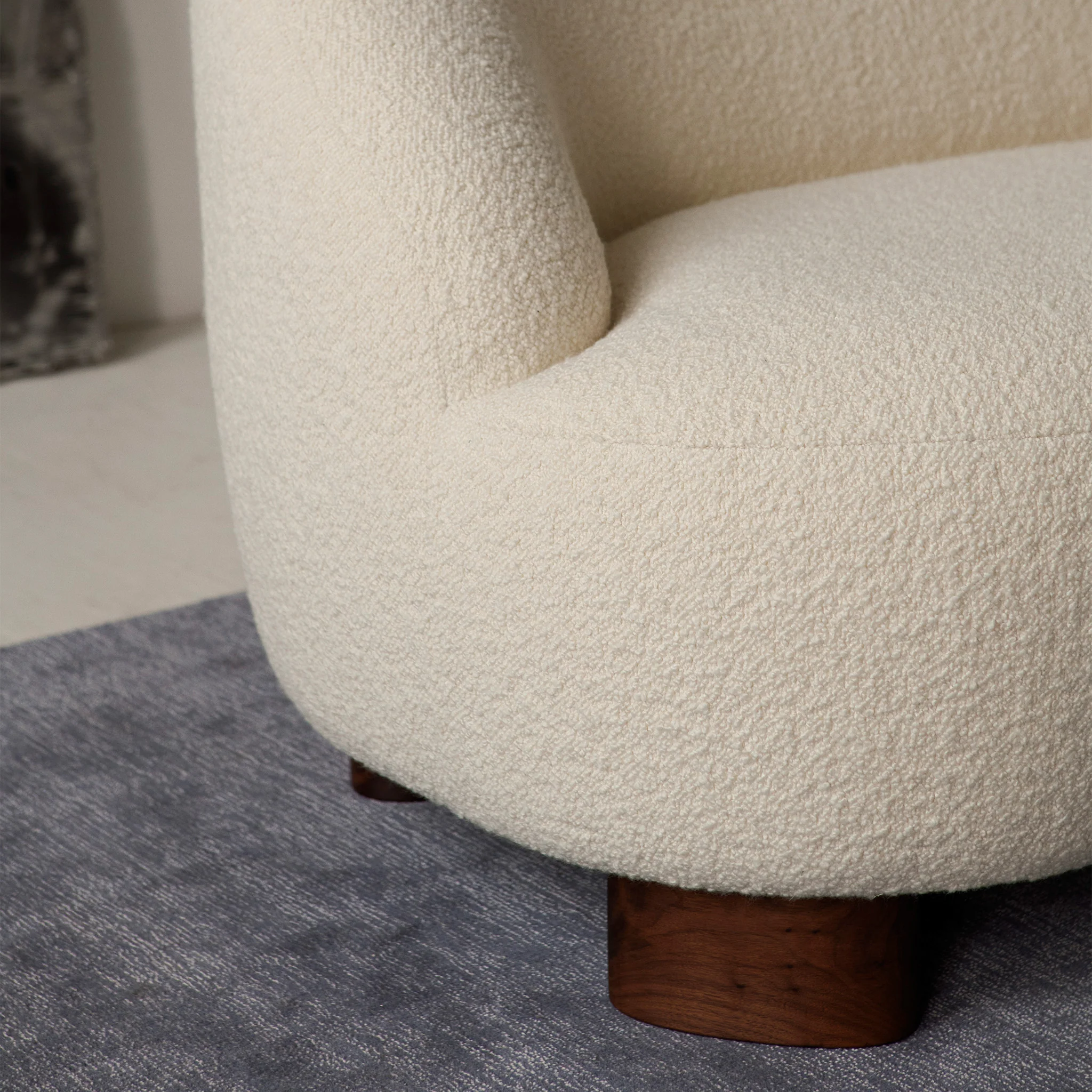 Margas LC3 Sofa - Image 4