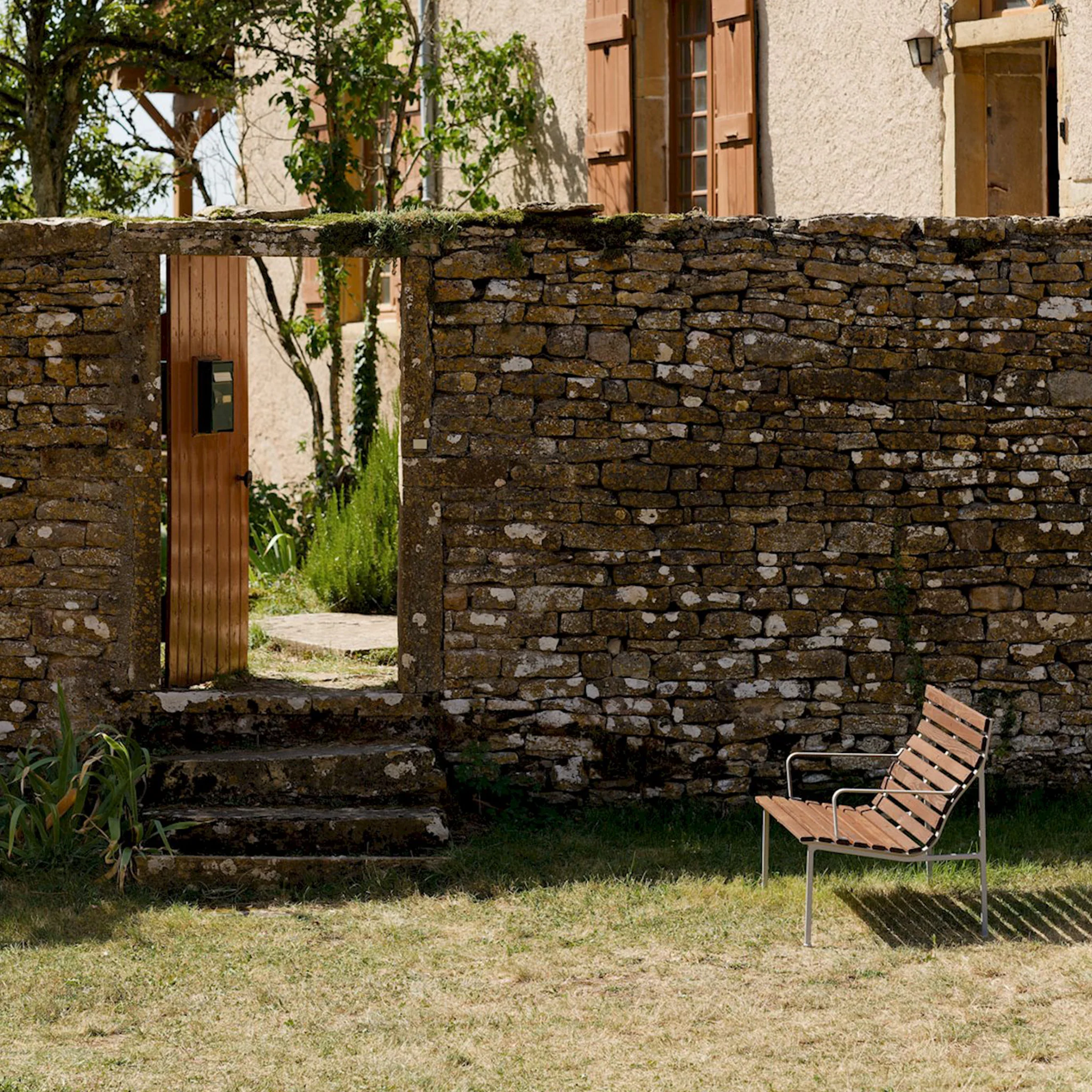 Traverse Lounge Bench With Arms by Erwan Bouroullec - Image 2